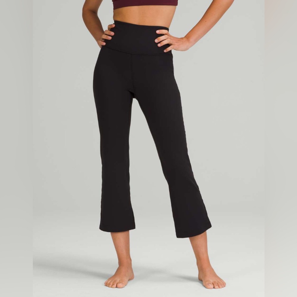 🖤 Lululemon Groove Super-High-Rise Crop 23"
*Nulu Black✨EUC❣️